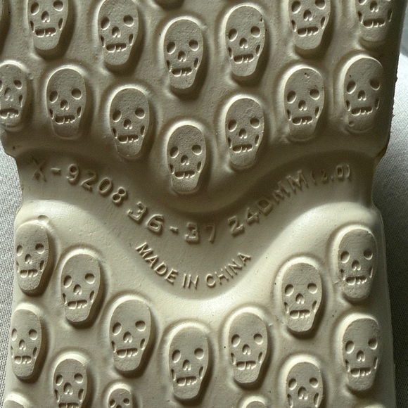 Skull slides - Picture 6 of 6